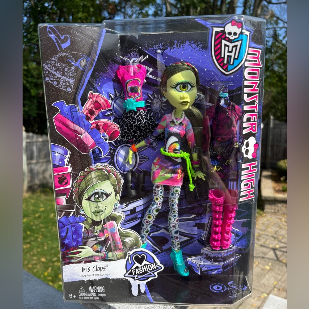 NIB Monster High Iris Clops I Heart Fashion Doll